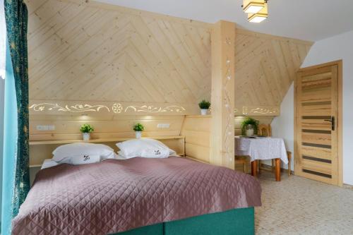 Postel nebo postele na pokoji v ubytování Górski Ośrodek Jeździecki - Śniadania - Termy