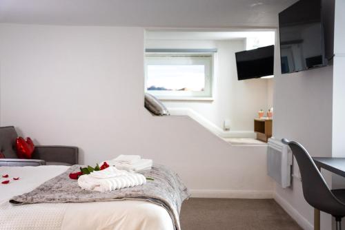 Habitación de hotel con cama y escalera en Dealhouse Apartments 1, en Huddersfield