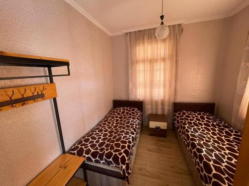 Postel nebo postele na pokoji v ubytování Jibghashvilebi's house