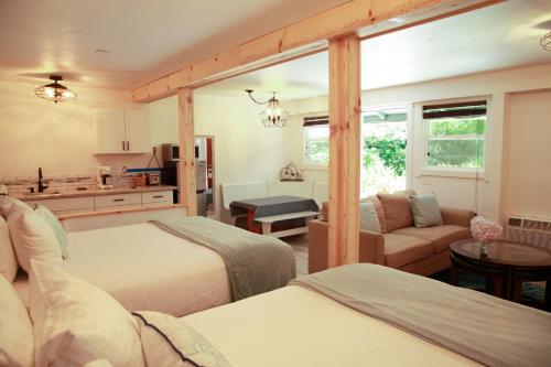 Ein Bett oder Betten in einem Zimmer der Unterkunft Inn on the Russian River