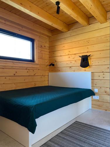 Ένα ή περισσότερα κρεβάτια σε δωμάτιο στο Na Wrzosowej, domy na wsi PREMIUM