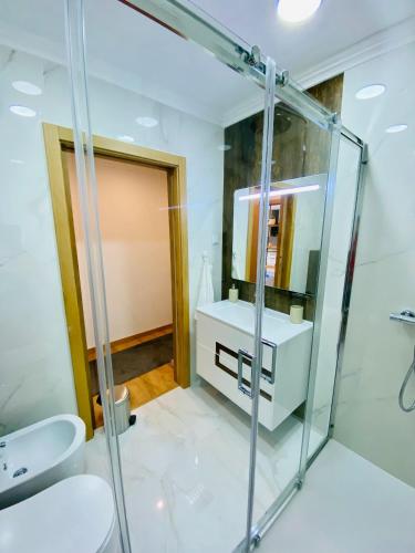 a bathroom with a shower and a sink at Lovely apartment for family and group of friends in Póvoa de Santa Iria