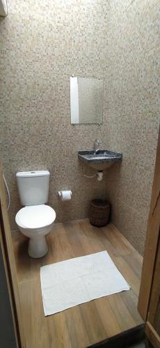a bathroom with a toilet and a sink at Al Mare_ BG in Barra Grande
