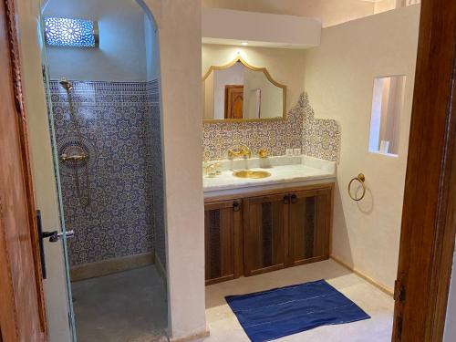 Ένα μπάνιο στο Villa Scil de luxe 3 Suites Piscine chauffée Hamam Jacuzzi extérieur avec vue sur l'Atlas 2 Parkings Privé
