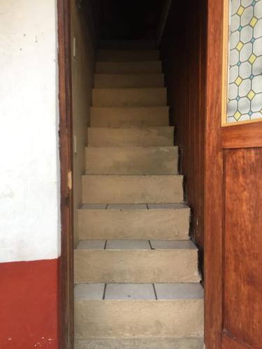 a set of stairs leading to a door at Loft con excelente ubicación en Valle de Bravo in Valle de Bravo