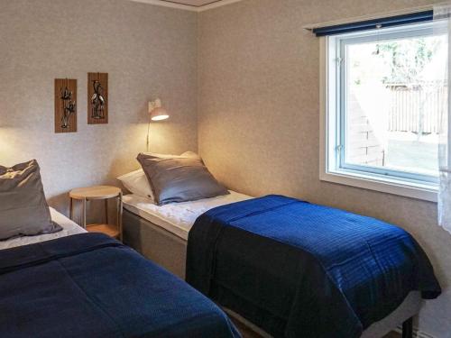 比克瑟爾克魯克的住宿－Holiday home Byxelkrok IV，一间卧室设有两张床和窗户。