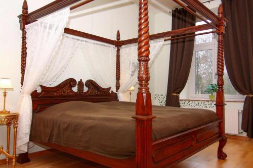 a bedroom with a four poster canopy bed at Schlossurlaub nahe Ostsee und Tressower See in Bobitz