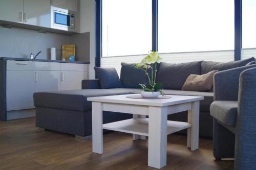 sala de estar con sofá y mesa en Houseboat Floating House "Luisa", Ribnitz-Damgarten, en Ribnitz-Damgarten