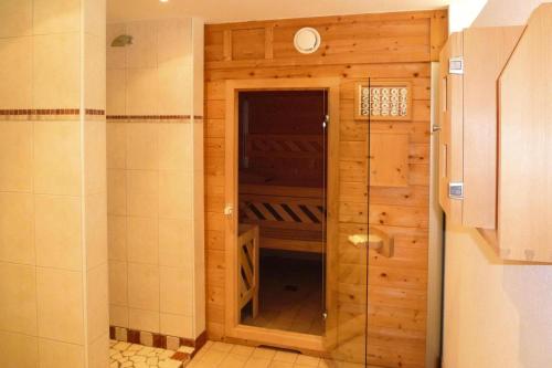 uma casa de banho com uma cabina de duche ao nível do chão ao lado de um armário em Apartments home Bergbauernhof Wallnöfer, Mieming em Mieming