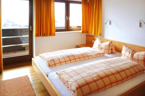 um quarto com 2 camas e uma janela em Apartments home Bergbauernhof Wallnöfer, Mieming em Mieming
