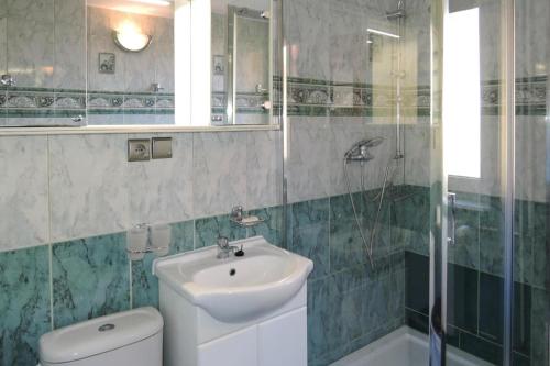 Stepnicaにあるholiday home, Stepniczkaのバスルーム(洗面台、トイレ、シャワー付)