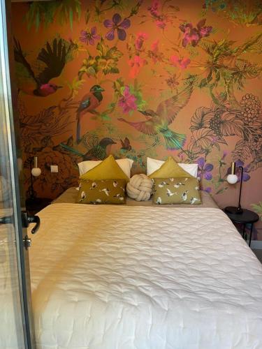 1 dormitorio con 1 cama y papel pintado con motivos florales en Privat Atelier, en Setúbal