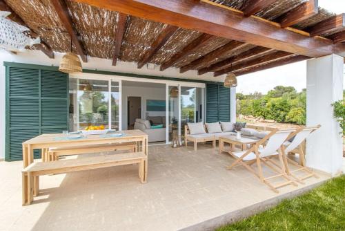 サン・リュイスにあるVilla Himalaの木製の天井が特徴のパティオ(テーブル、椅子付)