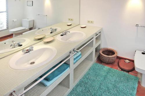 uma casa de banho com 2 lavatórios e um espelho em Villa El Abanico, Almunecar em Almuñécar