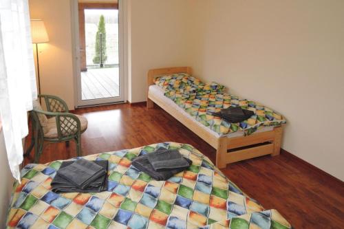 Habitación con 2 camas, silla y ventana en holiday home, Kolczewo en Kołczewo