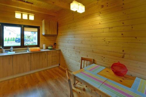 Kuchyňa alebo kuchynka v ubytovaní Holiday resort with pool and sauna, Grzybowo