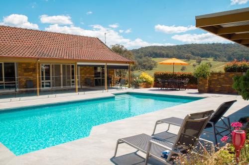 Swimming pool sa o malapit sa Langbrook Cottages