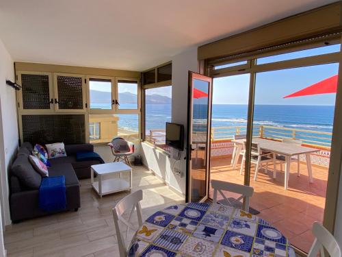 ラスパルマス・デ・グランカナリアにあるLos Gueldesの海の景色を望むリビングルーム