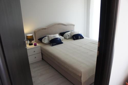 Een bed of bedden in een kamer bij Apartments Adriatico