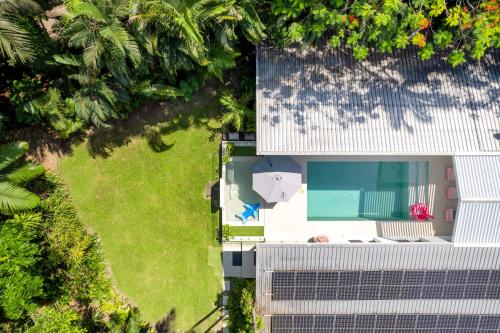 una vista aérea de una casa con piscina en Pavilions in the Palms Heated Pool Short Path To Beach Five Bedrooms Sleeps 14, en Port Douglas