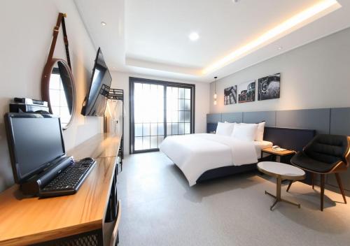 West In Hotel Yeosuにあるテレビまたはエンターテインメントセンター