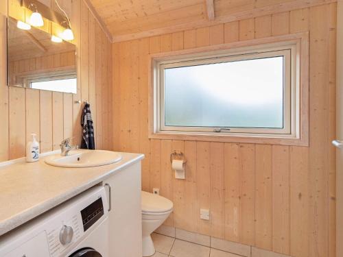Koupelna v ubytování 6 person holiday home in Væggerløse-By Traum