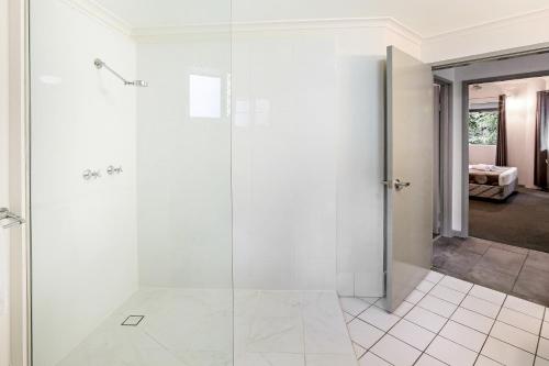 Ett badrum på Citysider Cairns Holiday Apartments