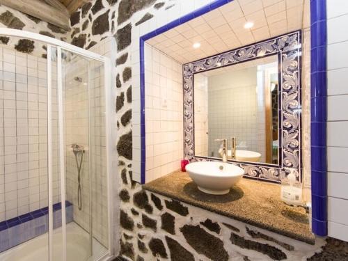 Een badkamer bij Holiday house, Praínha de Baixo, Pico, Azores