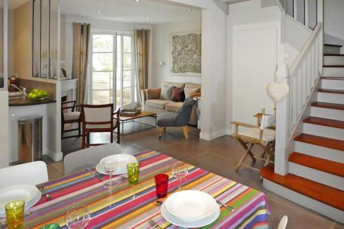 un salon avec une table à manger et un salon dans l'établissement Holiday Home in Carnac near Sandy Beach, à Carnac