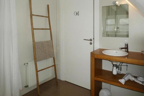 La salle de bains est pourvue d'une échelle et d'un lavabo. dans l'établissement Holiday Home in Carnac near Sandy Beach, à Carnac
