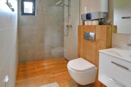 a bathroom with a toilet and a shower and a sink at Family holiday homes, Jaroslawiec in Jarosławiec