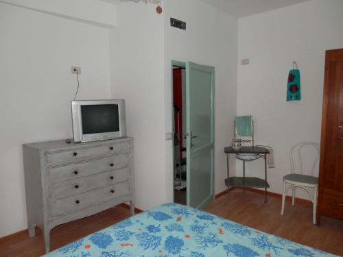 a bedroom with a bed and a tv on a dresser at Calì B&B in Alatri