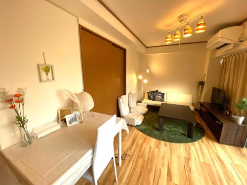 Ruang duduk di Yoyogi Apartment 2-401