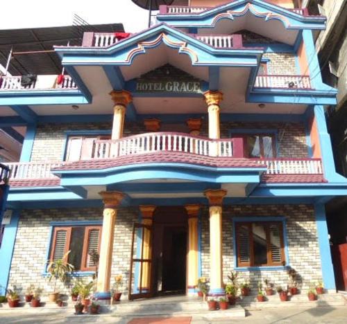 un edificio con un edificio azul y blanco en Hotel Grace, en Pokhara