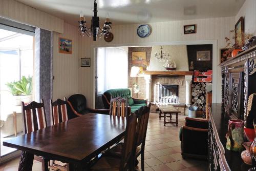 une salle à manger avec une table et une cheminée dans l'établissement Holiday Home in Normandy near Alabaster Coast, à Senneville-sur-Fécamp