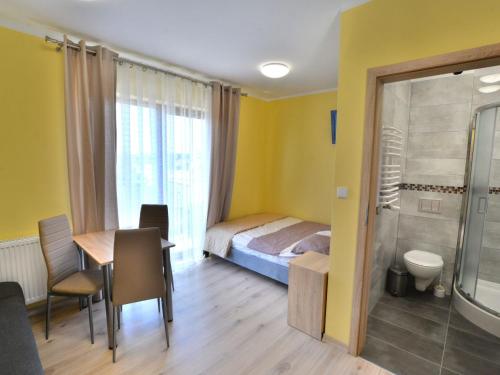 サルビノボにあるHoliday resort, Sarbinowoのベッドルーム1室(ベッド1台、テーブル付)、ダイニングルームが備わります。