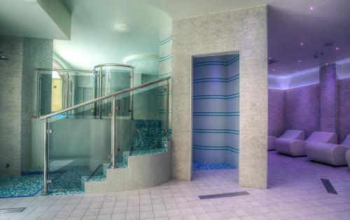 ペンナビッリにあるHotel Il Duca Del Montefeltroの紫の壁のバスルーム(ウォークインシャワー付)