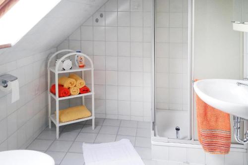baño con lavabo y estante con toallas en Apartments, Toenning, en Tönning