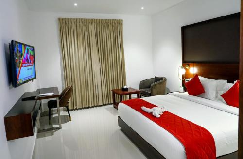 מיטה או מיטות בחדר ב-ARK HOTEL AND CONVENTION CENTRE