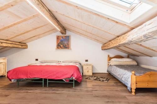 sypialnia z 2 łóżkami na poddaszu w obiekcie Casa Sicina Albina w mieście Sicina