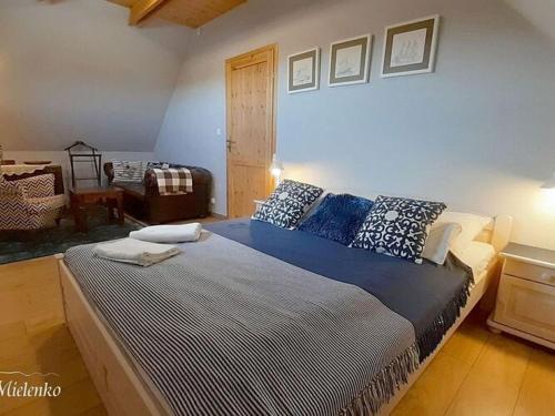 une chambre avec un grand lit dans une pièce dans l'établissement Holiday Home in Mielno near Beach & Lake, à Mielenko