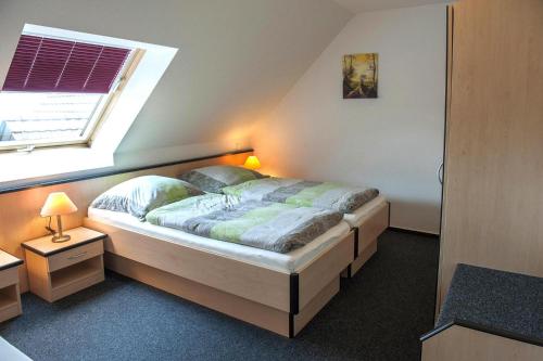 a bedroom with a large bed with a window at Appartements Am Spreewaldfliess, Schlepzig in Schlepzig