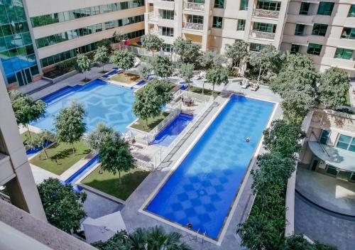 Výhled na bazén z ubytování Nasma Luxury Stays - Fancy Apartment With Balcony Near Burj Khalifa nebo okolí