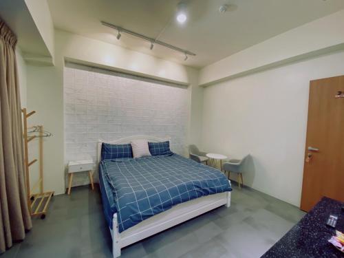 a bedroom with a bed and a brick wall at 遊虎尾 in Huwei