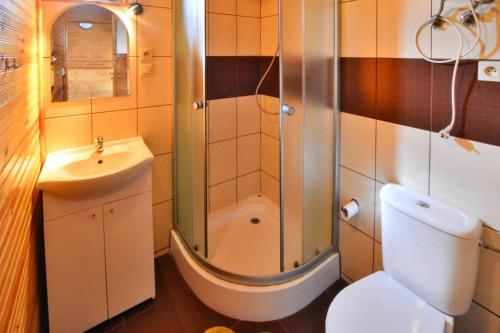 uma casa de banho com um chuveiro, um WC e um lavatório. em Holiday home in Ustronie Morskie not far from the sea em Ustronie Morskie