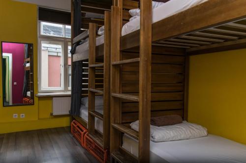 Cette chambre dispose de lits superposés avec 2 lits superposés. dans l'établissement Naughty Squirrel Backpackers Hostel, à Riga