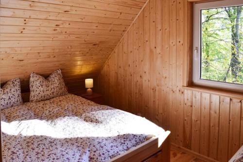 Un pat sau paturi într-o cameră la holiday home, Parchowo