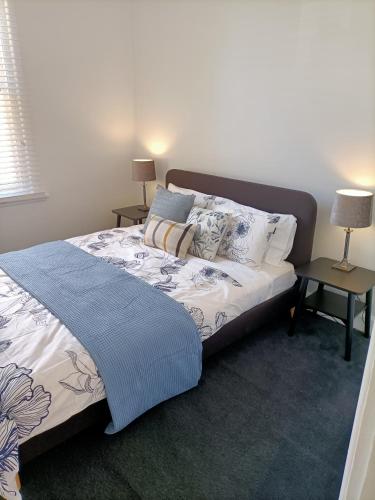 Postel nebo postele na pokoji v ubytování Peel Cottage