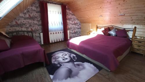Una cama o camas en una habitación de Marilyn Vendégház
