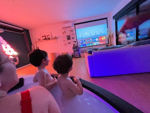 Photo de la galerie de l'établissement Capsule Nature & Photos - Jacuzzi - Netflix & Home cinéma - PS5 & jeu, à Thun-Saint-Martin